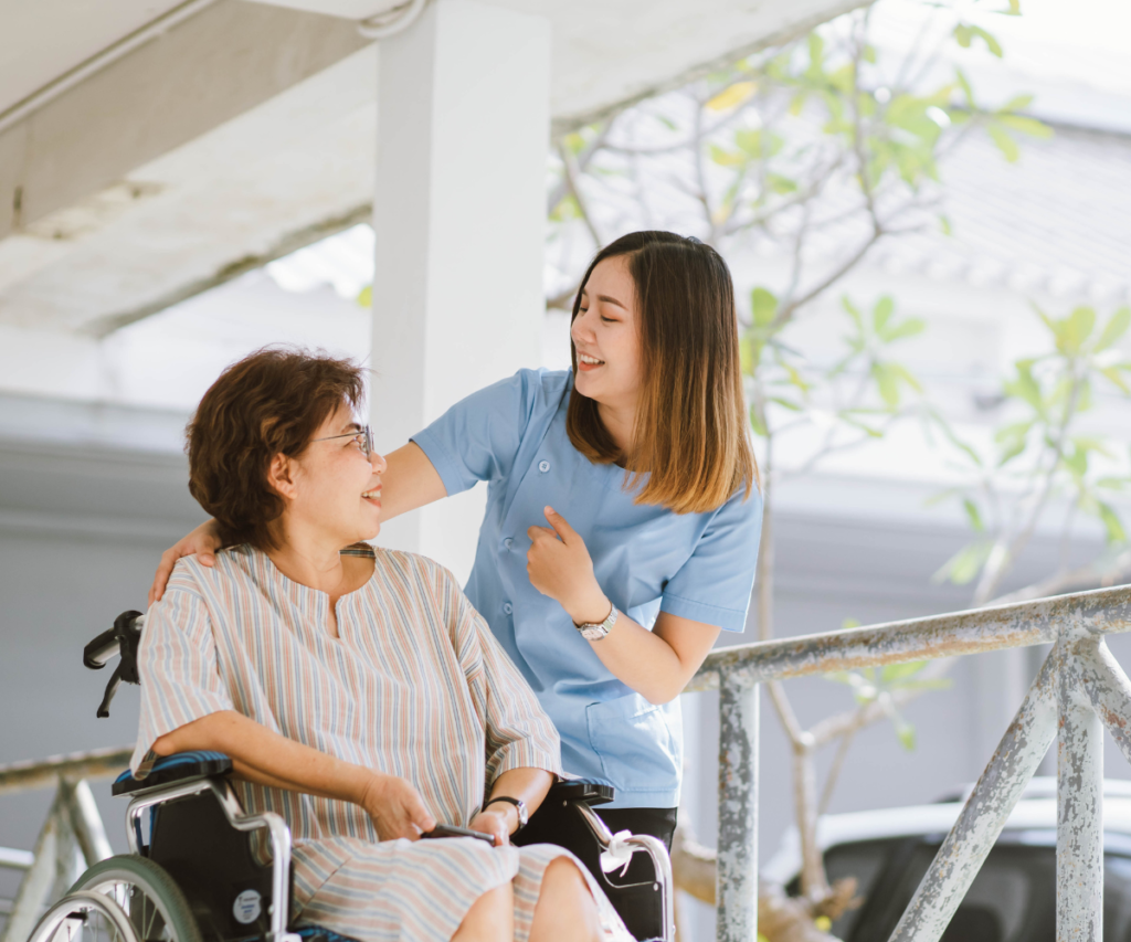 外国人介護スタッフと車いすに乗った女性